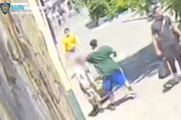 Cu ba goc A bi dam vao mat tai My giua ban ngay