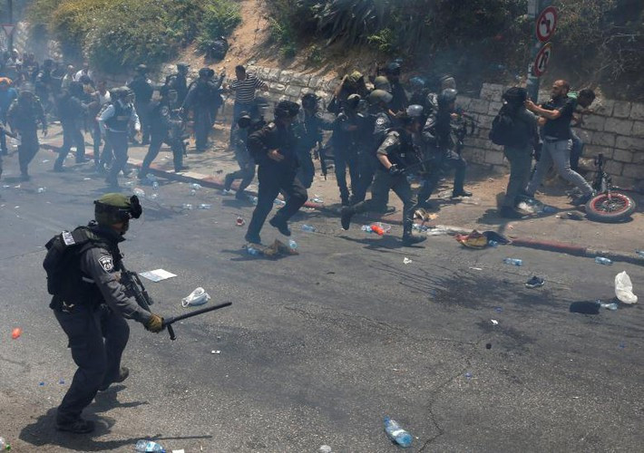 Theo CNN, Jerusalem đã ở bên bờ xung đột từ nhiều tuần qua, khi người Palestine tức giận trước việc Israel đóng cửa một quảng trưởng nổi tiếng từ khi tháng lễ Ramadan bắt đầu, và việc 7 gia đình Palestine có khả năng sẽ bị (Israel) trục xuất khỏi khu dân cư ở Đông Jerusalem. Ảnh: Reuters.