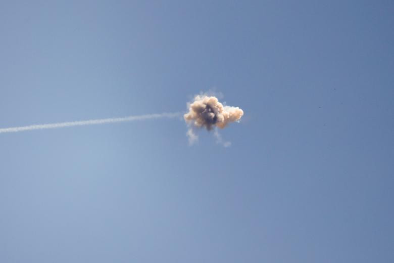 Trong các tuyên bố ngày 10/5, lực lượng Hamas tại Dải Gaza cam kết đứng về phía người dân Palestine. Và phong trào Hamas quyết định can thiệp bằng cách phóng hàng loạt rocket về phía lãnh thổ Israel. Ngay lập tức, Quân đội Israel tung đòn đáp trả. Ảnh: Reuters.