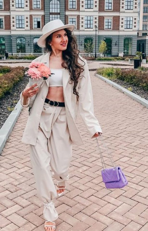 Dmitry thừa nhận đã bóp cổ vợ khiến cô tử vong sau khi hai người xảy ra tranh cãi. Dmitry đã để thi thể Zhuravleva trong nhà suốt 4 ngày cho đến ngày 9/4, anh ta mang thi thể đến một khu rừng để phi tang. Ảnh: Mirror.