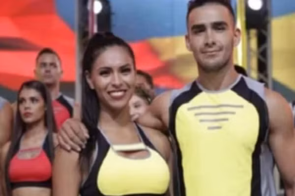 Nam thanh nien day ban gai tu tang 12 xuong roi tu sat