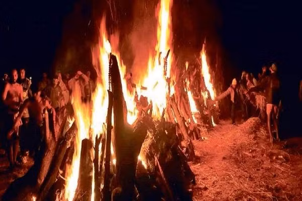 Con gai nhay vao gian thieu khi hoa tang cha