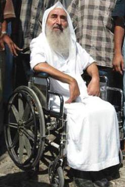 Hamas phát triển và tách ra từ Muslim Brotherhood (Anh em Hồi giáo) - một tổ chức tôn giáo-chính trị được thành lập tại Ai Cập và có chi nhánh tại các nước Ả rập. Người sáng lập kiêm lãnh tụ tinh thần đầu tiên của Hamas là Sheikh Ahmed Yassin (ảnh). Ảnh: Wikipedia.