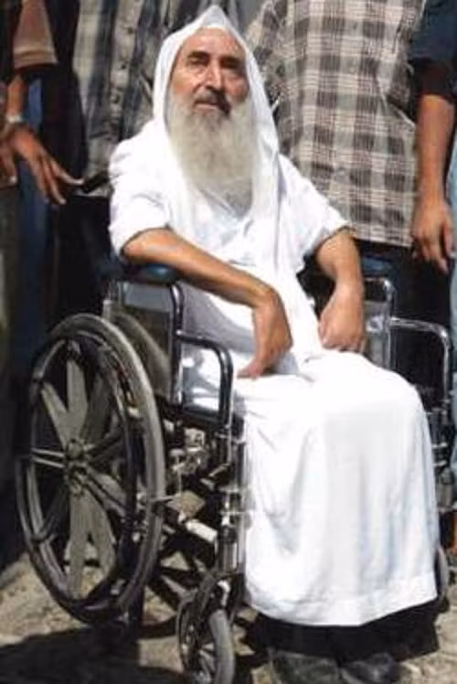 Hamas phát triển và tách ra từ Muslim Brotherhood (Anh em Hồi giáo) - một tổ chức tôn giáo-chính trị được thành lập tại Ai Cập và có chi nhánh tại các nước Ả rập. Người sáng lập kiêm lãnh tụ tinh thần đầu tiên của Hamas là Sheikh Ahmed Yassin (ảnh). Ảnh: Wikipedia.