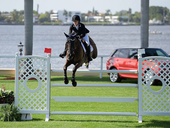 Jennifer Gate cưỡi ngựa từ năm 6 tuổi. Một trong những con ngựa yêu thích của cô là Alex. Để ủng hộ niềm đam mê cưỡi ngựa của con gái, tỷ phú Bill Gates đã mua bất động sản ở Wellington, bang Florida, bởi đây là một nơi quy tụ nhiều người giàu có sở thích cưỡi ngựa.