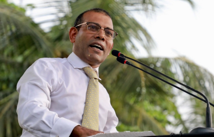 Tiếp đến, ông bị chính phủ cáo buộc đã che giấu thông tin về một âm mưu đánh bom. Vào ngày 8/4/1992, ông bị kết án 3 năm tù vì tội danh đó. Tháng 6/1993, ông được trả tự do, nhưng bị bắt lại vào năm 1994 và 1995. Năm 1996, ông bị kết án 2 năm tù vì một bài báo mà ông viết về các cuộc bầu cử ở Maldives năm 1993 và 1994. Ảnh: AP.