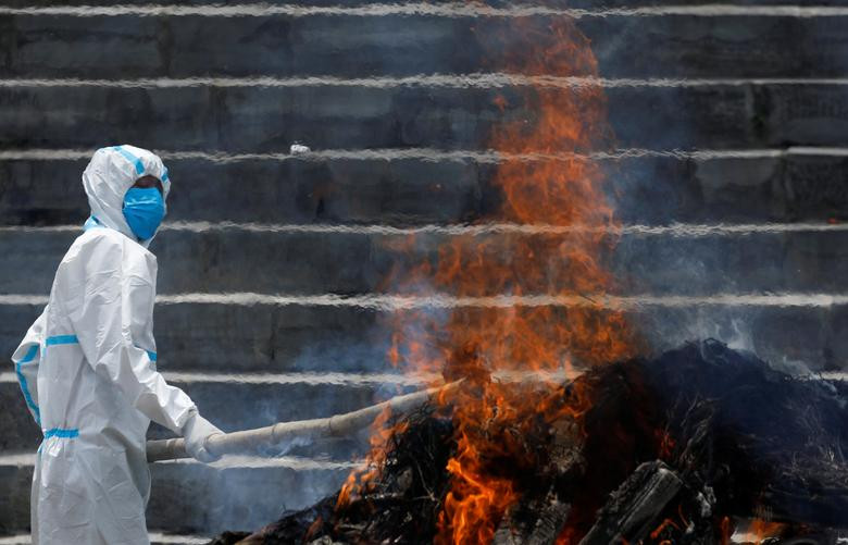 “Những gì đang diễn ra ở Ấn Độ hiện nay là viễn cảnh khủng khiếp mà Nepal có thể phải đối mặt trong tương lai, nếu chúng ta không thể ngăn chặn làn sóng gia tăng số ca COVID-19 mới nhất đang từng phút cướp đi sinh mạng của nhiều người”, Chủ tịch Hội Chữ Thập Đỏ Nepal, ông Netra Prasad Timsina, nói.