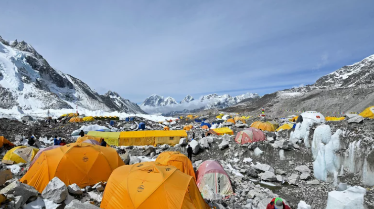 Theo BBC, giới chức quản lý Trại căn cứ Everest này cho biết, đã có 17 trường hợp được xác nhận (nhiễm COVID-19) sau khi xét nghiệm tại bệnh viện ở thủ đô Kathmandu, nơi những người leo núi có triệu chứng bệnh đã được đưa tới. Ảnh: Getty.