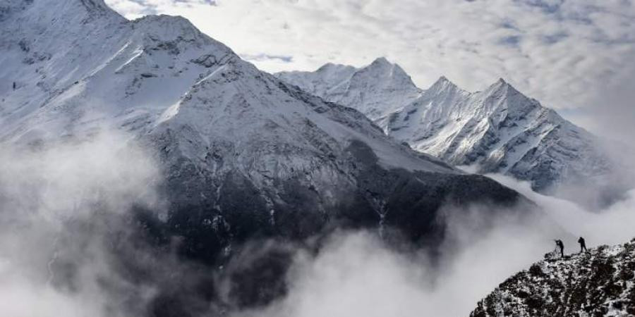 Đại dịch COVID-19 đã ảnh hưởng đến mùa giải leo núi Everest vào năm 2020. Năm nay, Nepal quyết định nới lỏng các quy tắc kiểm dịch nhằm thu hút nhiều người tham gia leo núi hơn. Tính đến ngày 21/4, Nepal đã cấp giấy phép cho 377 cá nhân muốn leo núi. Được biết, một giấy phép leo đỉnh Everest từ Nepal có giá 11.000 USD và nhà leo núi phải trả tới 40.000 USD cho một chuyến thám hiểm. Ảnh: NIE.