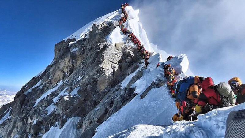 Những ngày gần đây, thông tin dịch COVID-19 bùng phát tại một Trại căn cứ Everest (nằm ở độ cao trên 5.000 mét) bên phía Nepal khiến dư luận lo ngại. Được biết, Trại căn cứ Everest này là nơi tập trung hàng trăm người leo núi mỗi năm để chuẩn bị chinh phục đỉnh Everest (8.849 mét). Ảnh: AP.