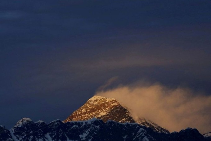 Những thông tin trên khiến nhiều người lo sợ nguy cơ dịch COVID-19 bùng phát trên "nóc nhà thế giới". Ảnh: Reuters.