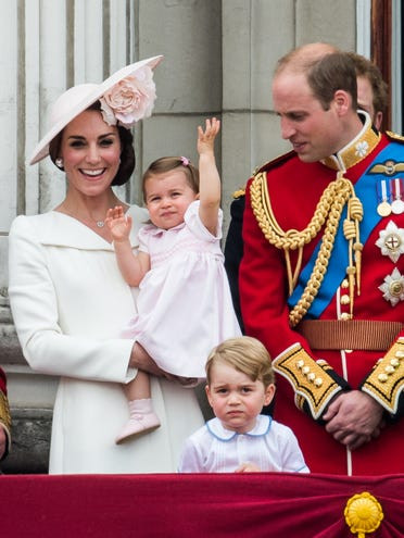 Tiểu Công chúa Charlotte được mẹ bế trên tay trong bức ảnh chụp lúc hơn 1 tuổi. Ảnh: USA Today.