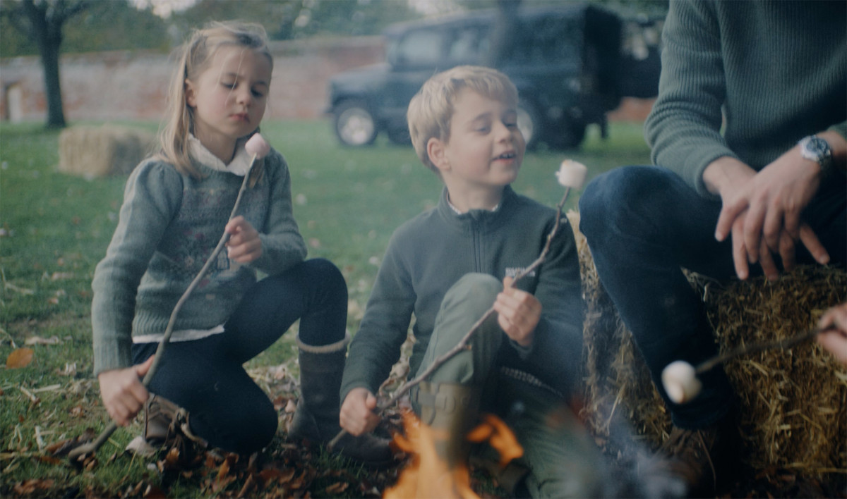 Tiểu Công chúa Charlotte và anh trai, tiểu Hoàng tử George, trong một chuyến đi chơi. Ảnh: WW.