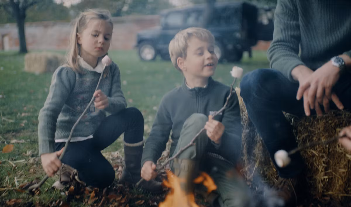 Tiểu Công chúa Charlotte và anh trai, tiểu Hoàng tử George, trong một chuyến đi chơi. Ảnh: WW.