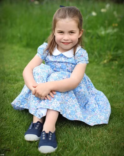 Tiểu Công chúa Charlotte ngồi trên bãi cỏ tại Cung điện Kensington. Ảnh: Daily Mail.