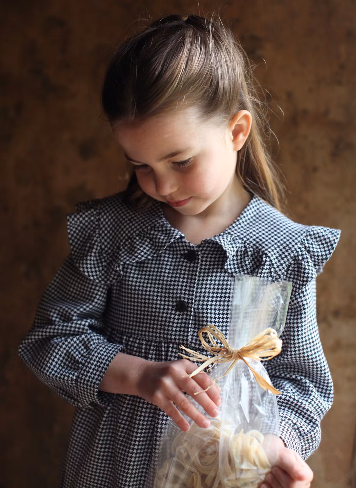 Tiểu Công chúa Charlotte hiện là người đứng thứ 4 trong danh sách thừa kế Ngai vàng Anh. Ảnh: Twitter.