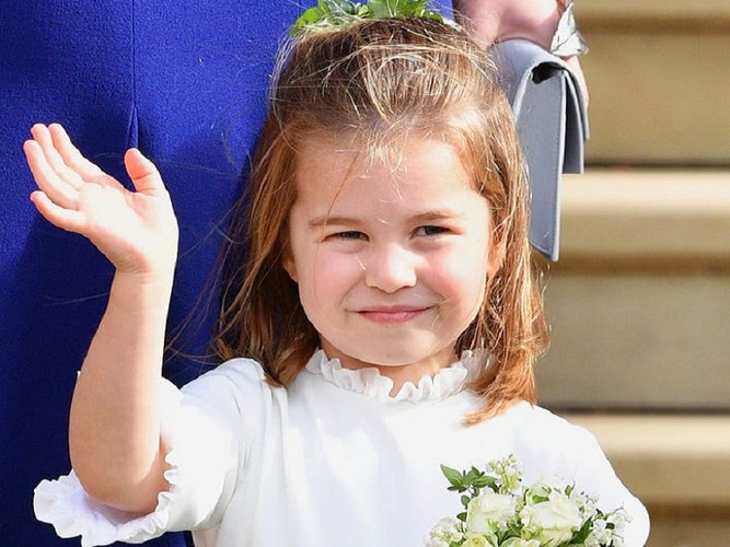 Mỗi lần xuất hiện trước công chúng, tiểu Công chúa Charlotte luôn có những biểu cảm đáng yêu "hết nấc", thu hút sự chú ý của mọi người. Ảnh: Insider.