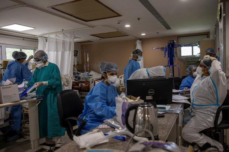Nhân viên y tế làm việc trong phòng chăm sóc đặc biệt (ICU) tại một bệnh viện ở New Delhi.