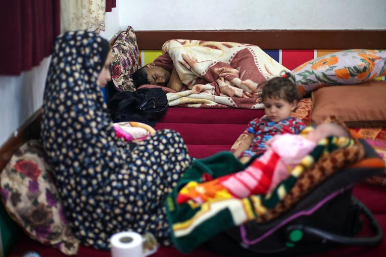 Một số người Palestine nằm nghỉ trong ngôi trường do Liên Hợp Quốc quản lý được sử dụng làm nơi trú ẩn tạm thời tại thành phố Gaza ngày 15/5.