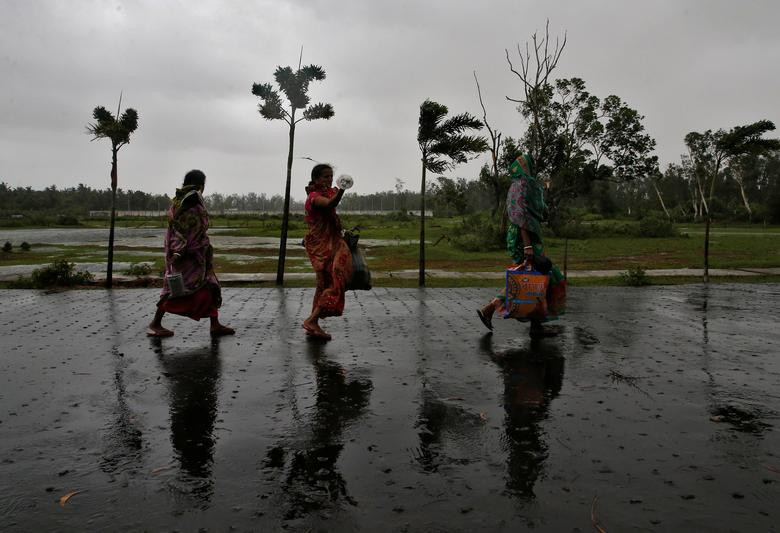 Người dân mang theo đồ đạc di chuyển đến nơi tránh bão ở Digha, Purba Medinipur, bang Tây Bengal, ngày 26/5.