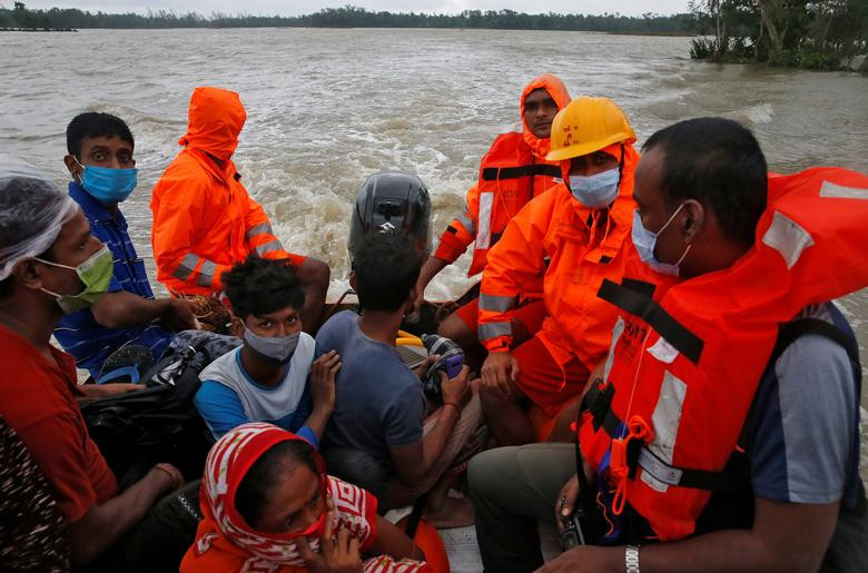 Lực lượng ứng phó thảm họa quốc gia Ấn Độ đã huy động 4.800 nhân viên tham gia công tác ứng phó bão tại hai bang Tây Bengal và Odisha.