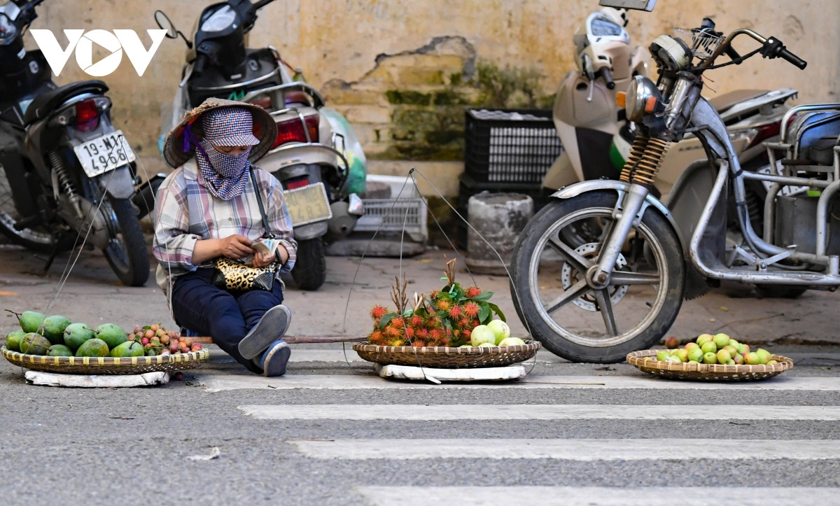 Người dân buôn bán ngay dưới lòng đường...