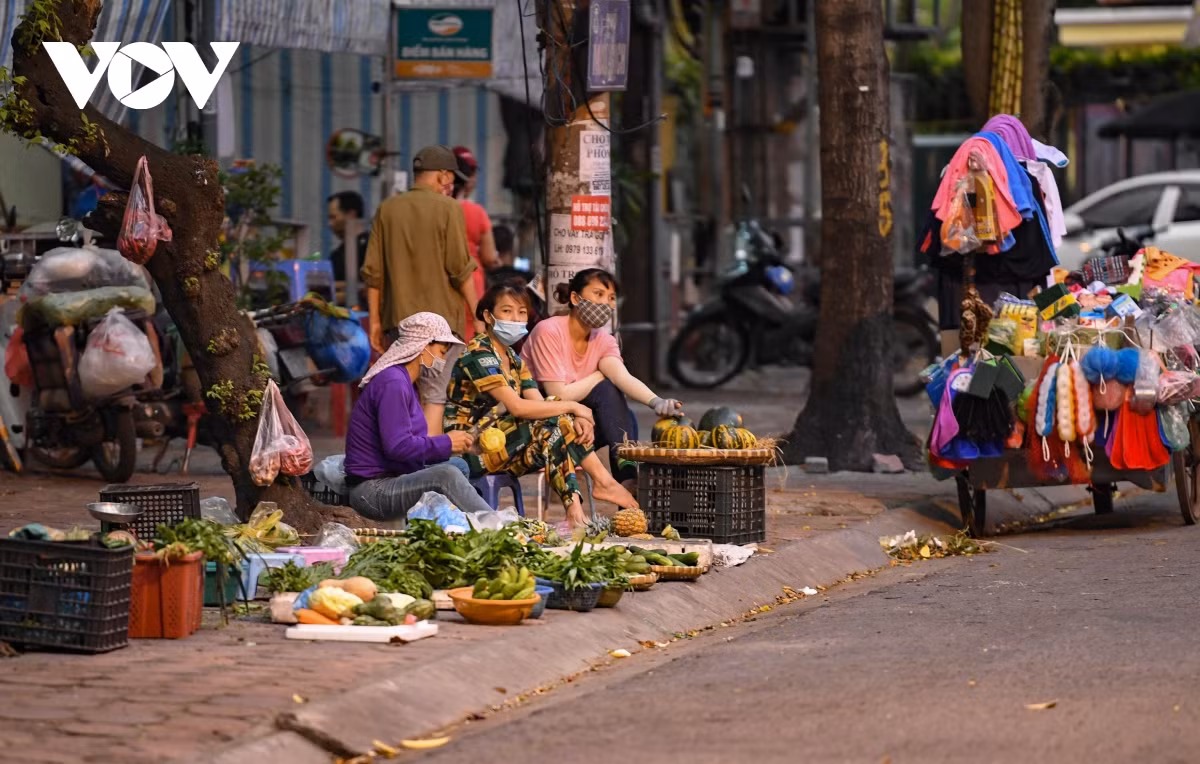 Ghi nhận của phóng viên tại phố Mai Dịch (phường Mai Dịch, quận Cầu Giấy, TP Hà Nội), nhưng người bán hàng rong, lấn chiếm vỉa hè làm nơi kinh doanh. Khi lực lượng chức năng tới, họ dọn dẹp vào nhưng khi lực lượng này rời đi, họ lại nhanh chóng bày hàng ra bán.