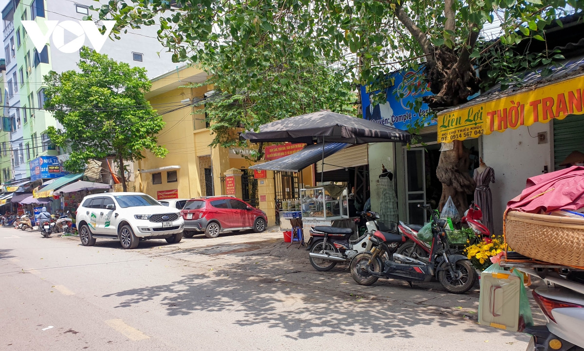 Chợ "cóc" lấn chiếm vỉa hè, buôn bán tấp nập ngay trước trụ sở công an xã Tân Triều (huyện Thanh Trì, Hà Nội) khiến nhiều người đặt ra câu hỏi liệu chính quyền đã ra quân xử lý quyết liệt hay chưa?