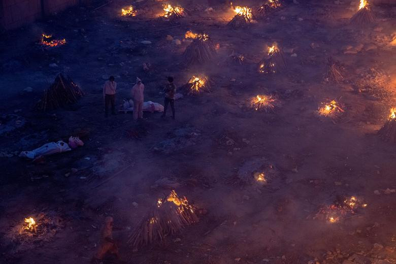 Nhiều thi thể đã được gom lại để hỏa táng tập thể.