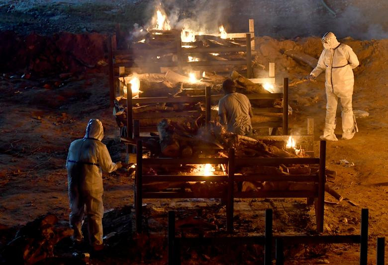 Có thể thấy, những ngày này, các lò hỏa táng ở Ấn Độ "đỏ lửa" suốt ngày đêm khi phải xử lý rất nhiều tử thi.