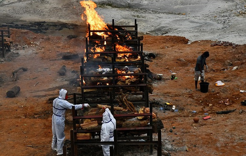 Một địa điểm hỏa táng thi thể người tử vong vì COVID-19 tại làng Giddenahalli, ngoại ô Bengaluru.