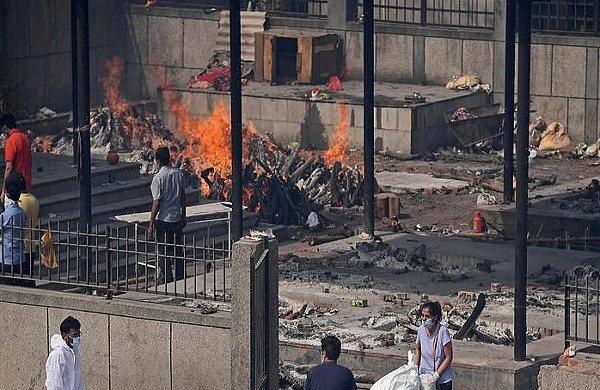Thi thể bệnh nhân COVID-19 được hỏa táng tại Delhi vào ban ngày. Ảnh: Getty.