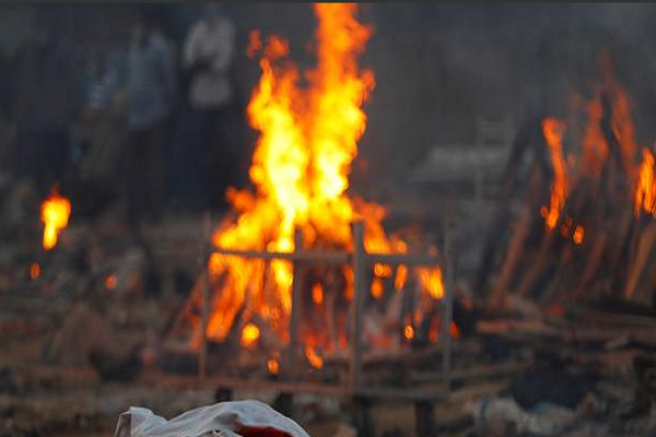 Lò hỏa táng ở thủ đô New Delhi cháy rực hôm 1/5.