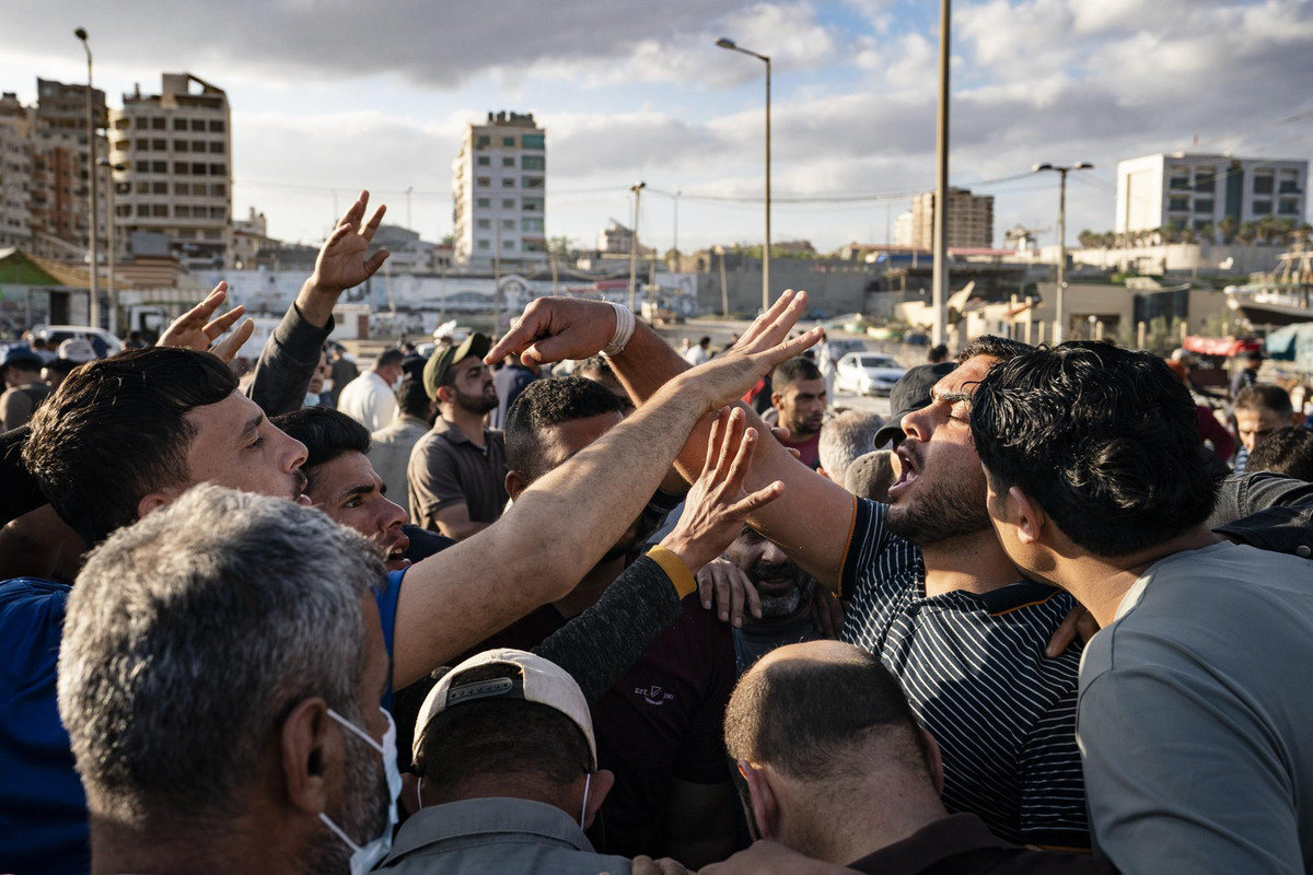 Nhiều khách hàng đã chờ sẵn tại cảng khi hàng hóa được bốc dỡ xuống thuyền.