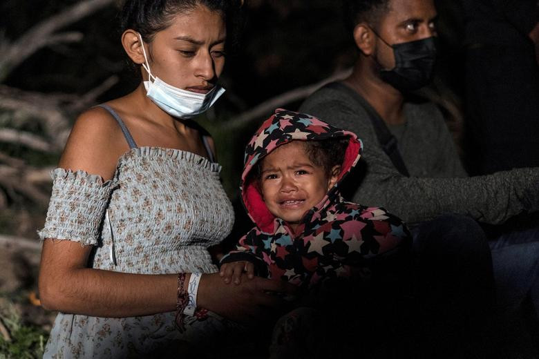 Bat chap nguy hiem, di dan van vuot song vao My giua dem toi-Hinh-9