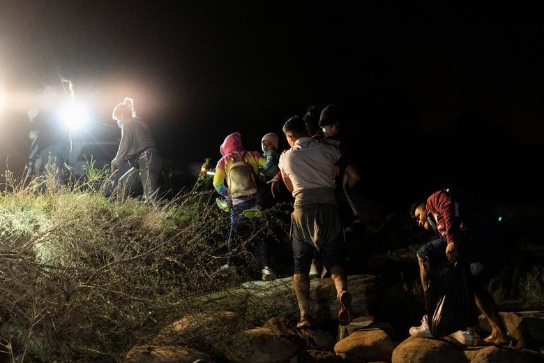 Bat chap nguy hiem, di dan van vuot song vao My giua dem toi-Hinh-11