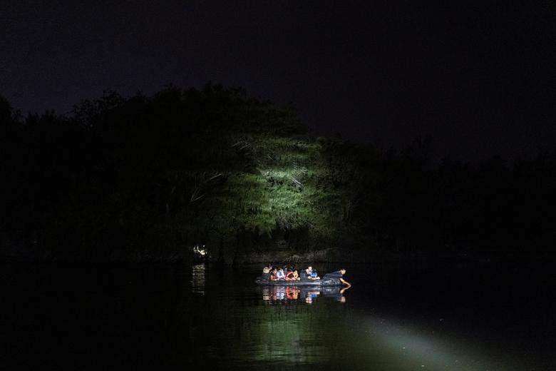 Bat chap nguy hiem, di dan van vuot song vao My giua dem toi-Hinh-2