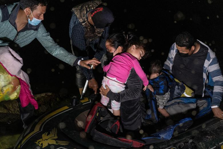 Bat chap nguy hiem, di dan van vuot song vao My giua dem toi-Hinh-4