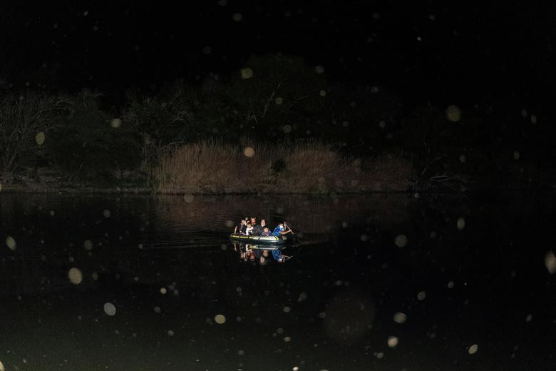 Bat chap nguy hiem, di dan van vuot song vao My giua dem toi-Hinh-10