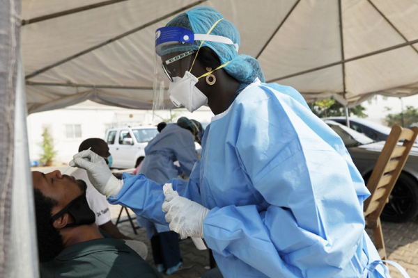 Theo The Daily Beast, khi đại dịch vẫn đang "tàn phá" Ấn Độ, giới chuyên gia đã dự đoán nơi có thể trở thành "điểm nóng" COVID-19 tiếp theo: Nigeria. Ảnh: Nhân viên y tế lẫy mẫu bệnh phẩm xét nghiệm COVID-19 cho người dân tại Abuja, Nigeria, ngày 24/1/2021. Ảnh: Reuters.