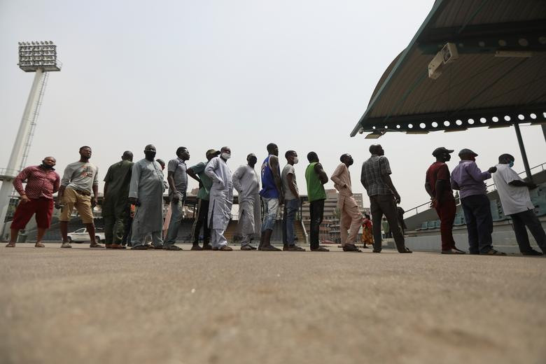 Nigeria có nhiều thành phố đông đúc và cũng là một đất nước nghèo, với hệ thống y tế yếu kém như Ấn Độ. Thậm chí, tình hình ở Nigeria còn tệ hơn khi họ không có các cơ sở sản xuất vắc xin (ngừa COVID-19) như Ấn Độ và đều phải nhập khẩu toàn bộ. Ảnh: Reuters.