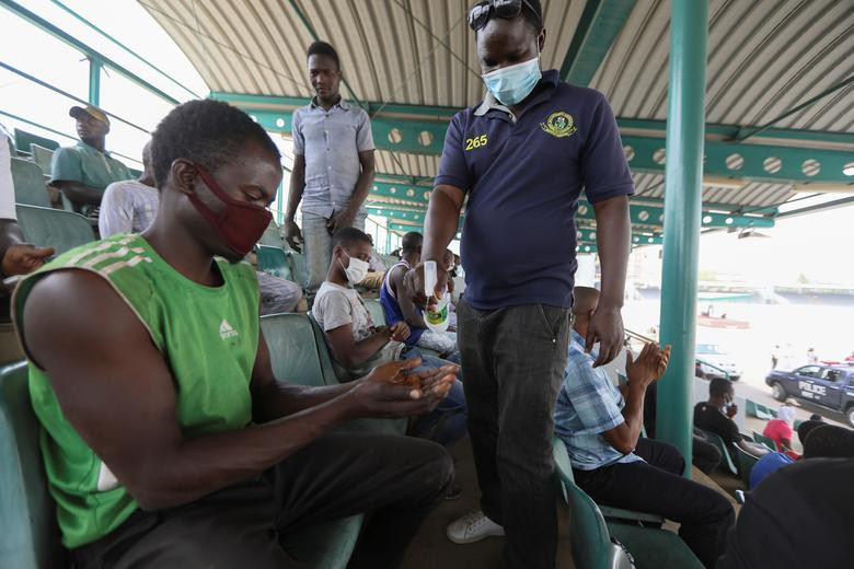 Đó là một phần lý do mà cho đến nay, chưa tới 1% dân số Nigeria được tiêm chủng ít nhất một liều và hầu như chưa có ai được tiêm hai mũi đầy đủ. Ảnh: Reuters.