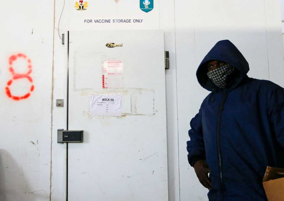 Tuy nhiên, điều này đòi hỏi các nước giàu trên thế giới chia sẻ nguồn lực với những quốc gia nghèo hơn, đồng thời ngừng tích trữ lượng vắc xin dư thừa. Ảnh: Reuters.