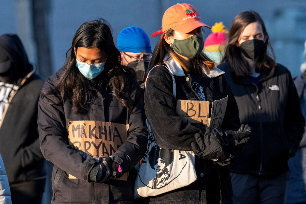 Makhia Bryant, cô gái da màu 16 tuổi, đã bị một cảnh sát bắn chết tại Columbus, bang Ohio (Mỹ), chiều 20/4. Đoạn ghi hình về vụ cảnh sát bắn chết Makhia được công bố đã dẫn đến những cuộc biểu tình thu hút đông đảo người tham gia trên các con phố ở Columbus.