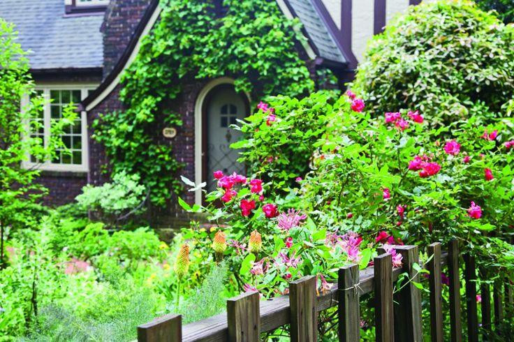 Những ngôi nhà phủ đầy hoa hồng khiến ai nhìn cũng mê - Hình 10 Nhung ngoi nha phu day hoa hong khien ai nhin cung me-Hinh-10