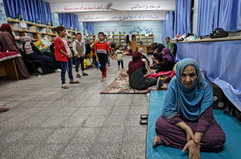 Al Jazeera đưa tin, hàng trăm gia đình Palestine đã phải lánh nạn trong các ngôi trường do Liên Hợp Quốc quản lý ở phía bắc Dải Gaza để tránh những trận pháo kích từ Israel.