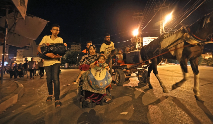 Nhiều người Palestine phải rời bỏ nhà cửa đi lánh nạn giữa đêm tối.