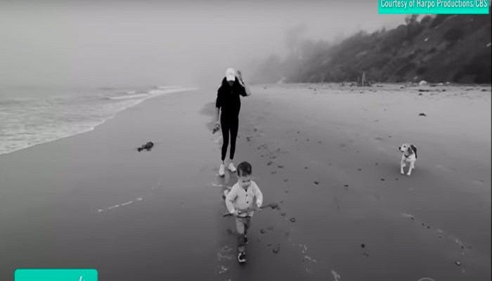 Bé Archie chạy trên bãi biển hồi tháng 3/2021. Ảnh: Insider.