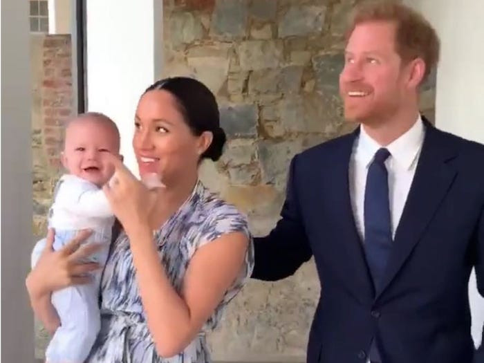 Bé Archie cười tươi trước ống kính. Ảnh: Insider.