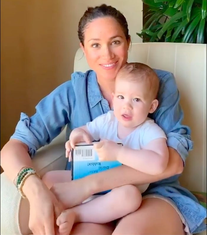 Công nương Meghan và con trai, Archie, ở nhà tại California (Mỹ), hồi tháng 5/2020. Ảnh: Insider.